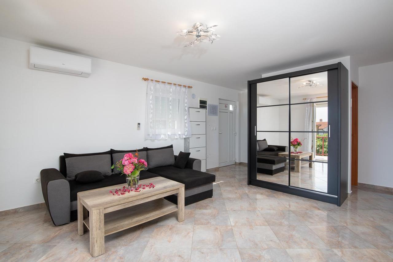 Apartmani Dujmovic Medulin Exterior foto